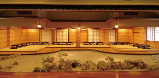 琉球料理と琉球舞踊 四つ竹 久米店