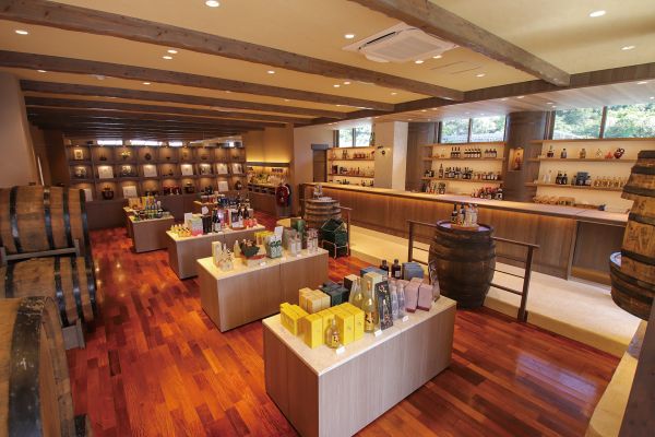 ヘリオス酒造株式会社 酒蔵見学・古酒蔵ショップ