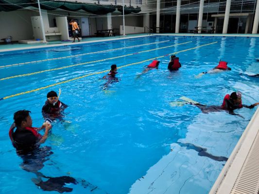 宜野湾マリン支援センター併設の「専用プール」で技術をマスター‼