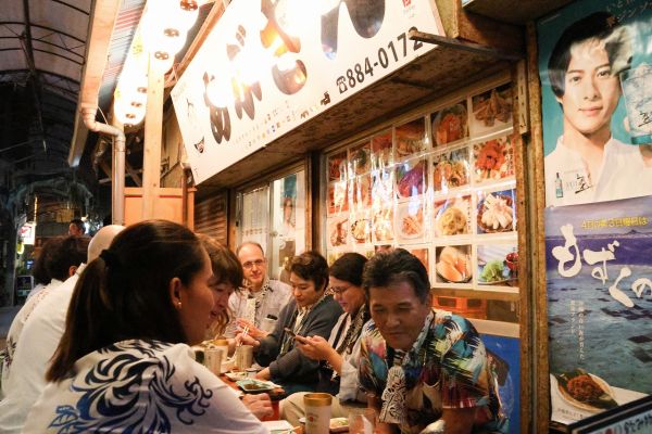 夜の栄町市場ぶらり飲み食いクエスト