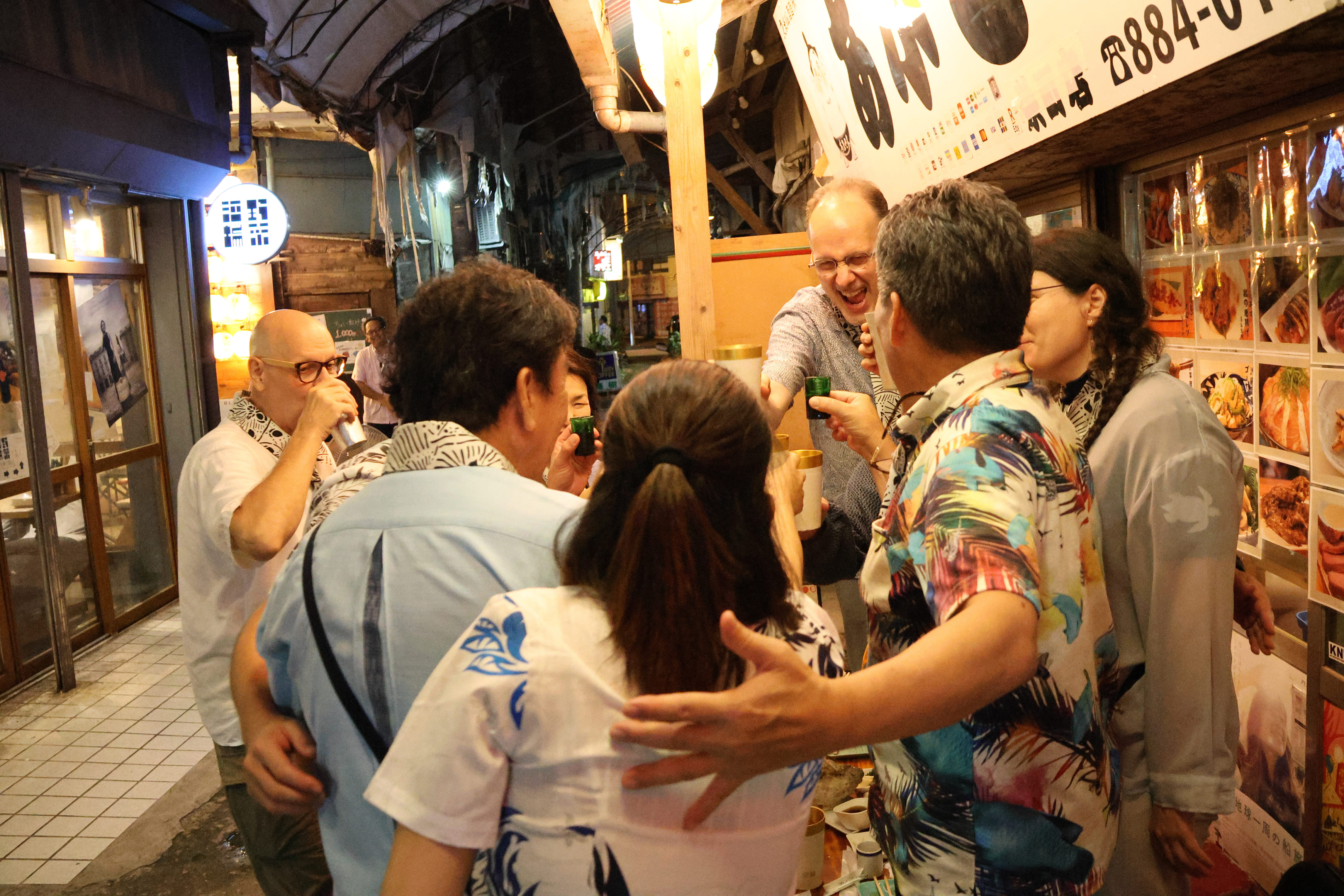 夜の栄町市場ぶらり飲み食いクエスト